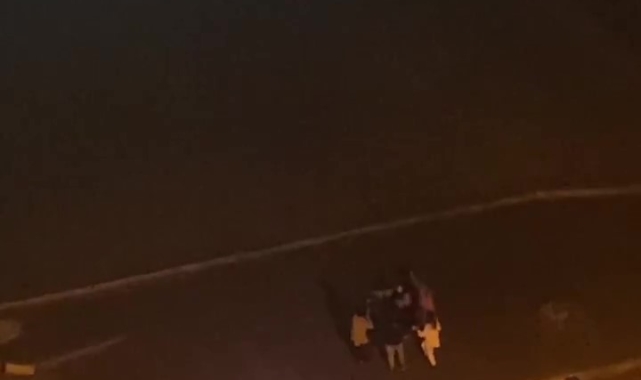 Yağmur yolları nehre çevirdi, vatandaşlar şimşek altında halay çekti