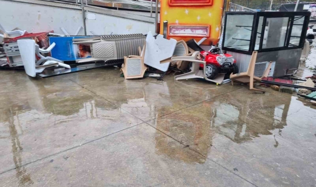 Yalova'da fırtına lunaparkta ağır hasar oluşturdu