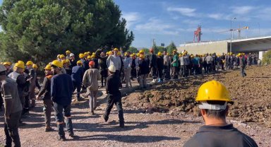 Yalova'da tersanede yemekleri geç geldiği için cuma namazını kaçıran işçilerden protesto