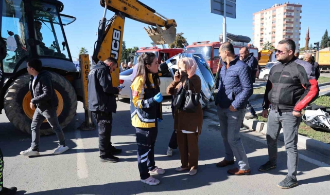 Yan yatan otomobilde sıkışan yaşlı kadın kurtarıldı, kızı annesini sayıkladı