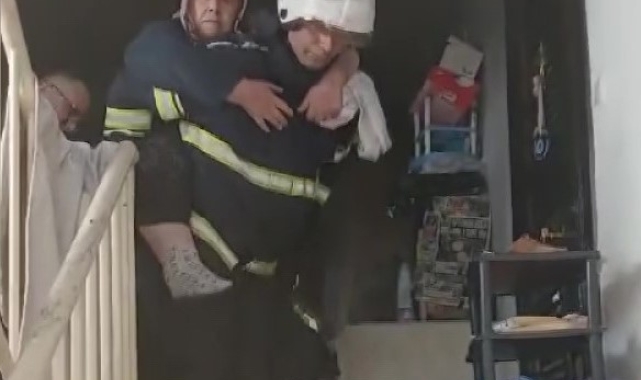 Yangında mahsur kalan kadını itfaiye eri sırtına alarak kurtardı