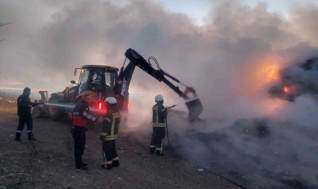 Yangında saman balyaları kül oldu, kamyonet demir yığınına döndü