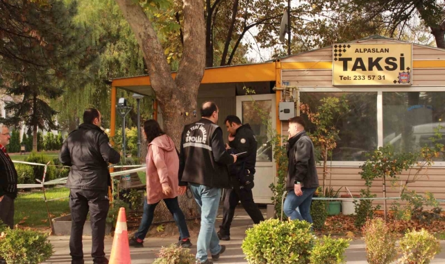 Yaşlı adam taksi durağında ölü bulundu