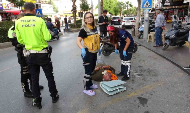 Yayalara yol veren otomobile motosiklet arkadan çarptı: 1 yaralı