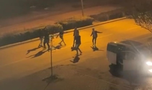 Yol ortasında çiftetelli oynayan gençler doyasıya eğlendi