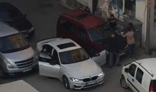 Yol verme tartışması caddeyi boks ringine çevirdi... O anlar kameraya böyle yansıdı