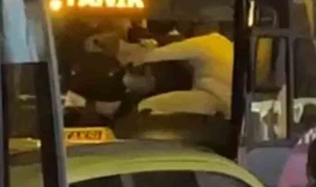 Yolcu otobüsünde tekme tokat birbirlerine girdiler: O anlar kamerada