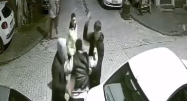 Yolda yürürken bir grubun saldırısına uğrayıp telefonu gasp edilen genç kamerada