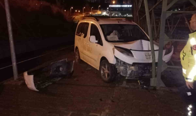 Yoldan çıkan hafif ticari araç, spor tesislerinin içerisine uçtu: 1 yaralı