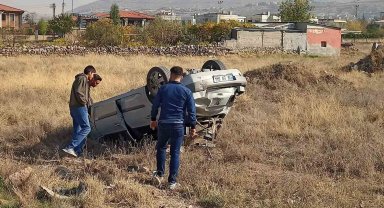 Yoldan çıkan otomobil takla attı