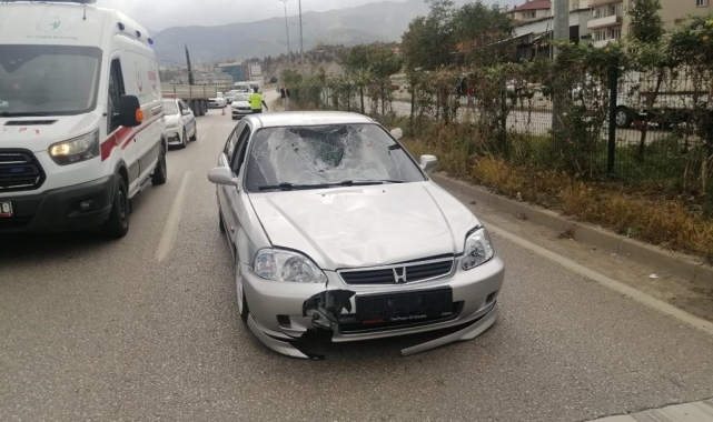 Yolun karşısına geçerken otomobilin çarptığı yaya yaralandı