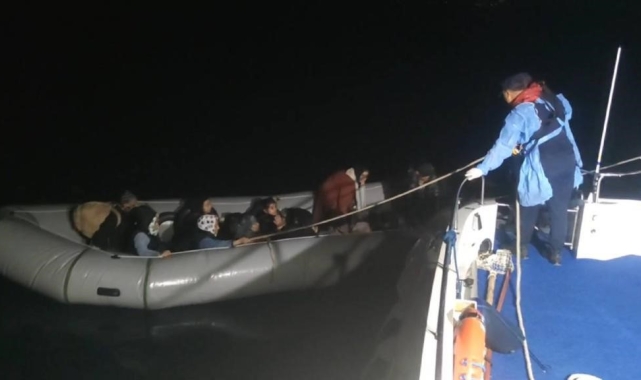Yunan unsurlarınca ölüme terk edilen 77 kaçak göçmen kurtarıldı, yurt dışına kaçmaya çalışan 1 kişi yakalandı
