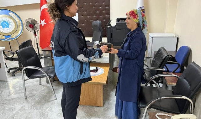Zabıta ekibi bulduğu cüzdanı sahibine teslim etti
