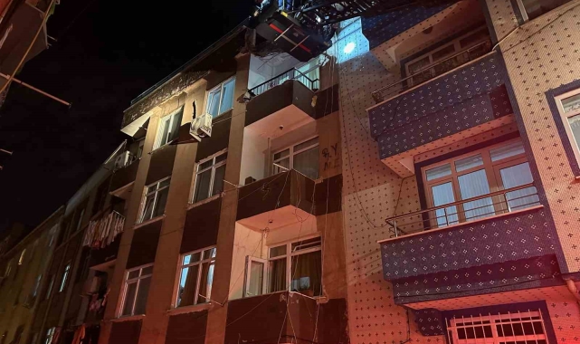 Zeytinburnu'nda 3 katlı binanın terası çöktü