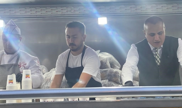 Zeytinburnu'nda güne sıcak çorba ikramı ile başlıyorlar