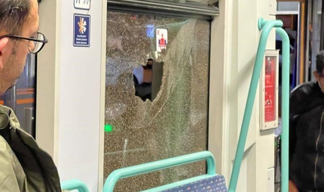 Zeytinburnu'nda tramvaya taş atıldı: Camı kırılan tramvay servis dışına alındı