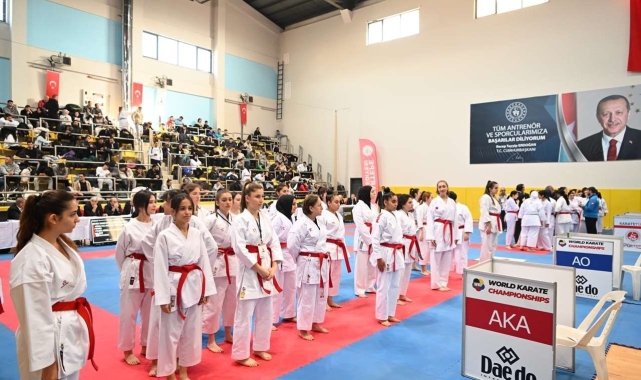 2 bin 200 sporcunun katılımıyla Türkiye Karate Şampiyonası Kartepe'de başladı
