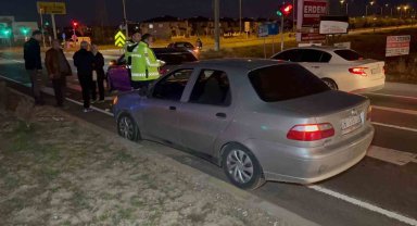 2 otomobilin çarpıştığı kazada 1 kişi yaralandı