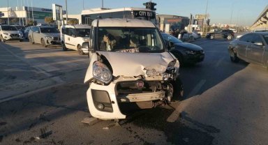 2 sürücüye de yeşil yanan sinyalizasyon kazaya sebep oldu