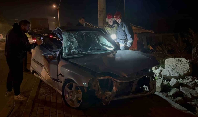 35 metre sürüklenen otomobil elektrik direğine çarptı: 1 yaralı