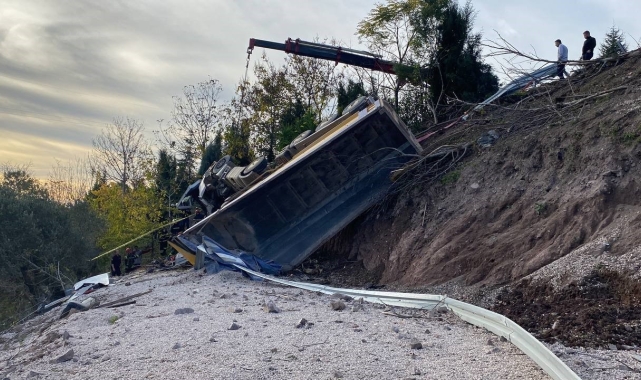 75 metre sürüklenen hafriyat kamyonu yeşillik alana devrildi: 1 ölü, 1 yaralı
