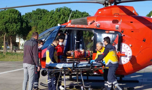Acı haberi babasına haber vermeye giderken kazada yaralanan genç kız ambulans helikopterle hastaneye kaldırıldı