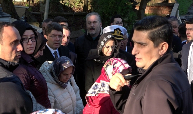 Adalet Bakanı Tunç'un gözleri önünde baygınlık geçirdi