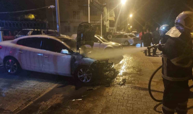 Adana'da galeri önündeki otomobil kundaklandı