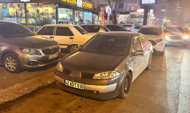 Adana'da gelişi güzel park edilen araçlar trafiği etkiliyor