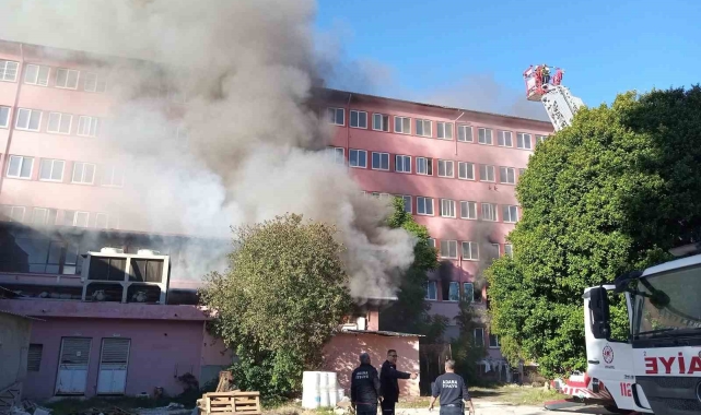 Adana'daki yangın devam ediyor, işçiler kurtarıldı