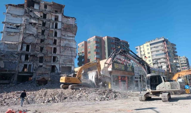 Ağır hasarlı 9 katlı bina, yıkım çalışması esnasında çöktü
