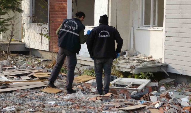 Ağır hasarlı binada söktüğü kapı ile 4. kattan aşığı düştü