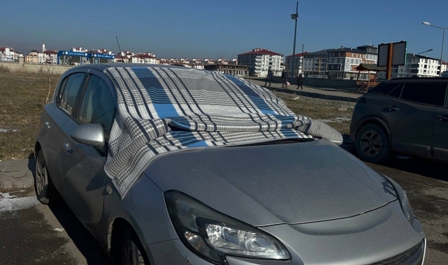 Ağrı dondu, araçlar battaniye ile korundu