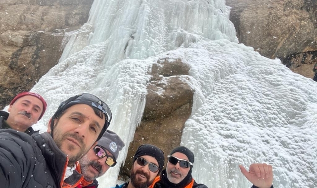 Ağrı'da 33 metre yükseklikteki şelale dondu