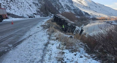 Ağrı'da devrilen tırın sürücüsü hayatını kaybetti