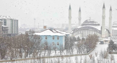 Ağrı'da kar yağışı eğitime engel oldu