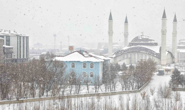 Ağrı'da kar yağışı eğitime engel oldu