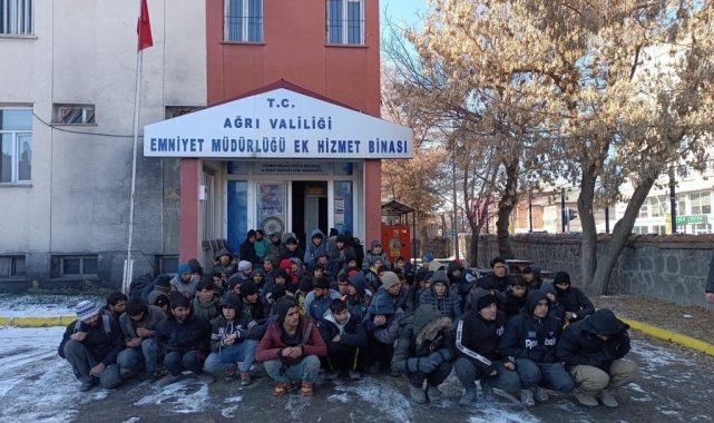 Ağrı'da tırda 85 kaçak göçmen yakalandı