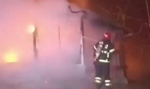 Ahşap ev alev alev yandı