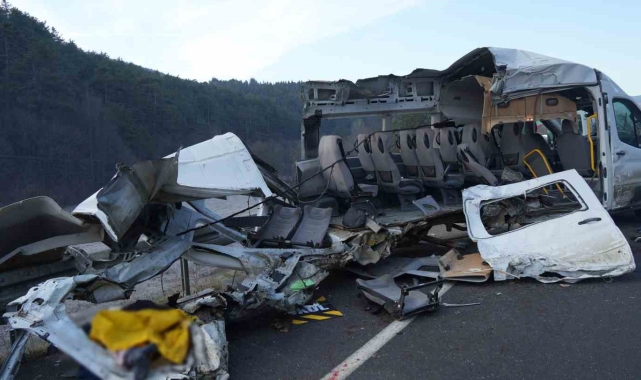 Akıllara durgunluk veren kaza, minibüs kağıt gibi yırtıldı: 1 ölü, 4 yaralı