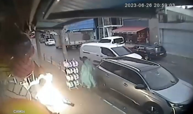 Alev alan kamp ocağını eliyle taşıyıp tekmeleyerek söndürdü