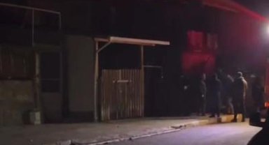 Alevlere teslim olan iki katlı ev kullanılmaz hale geldi