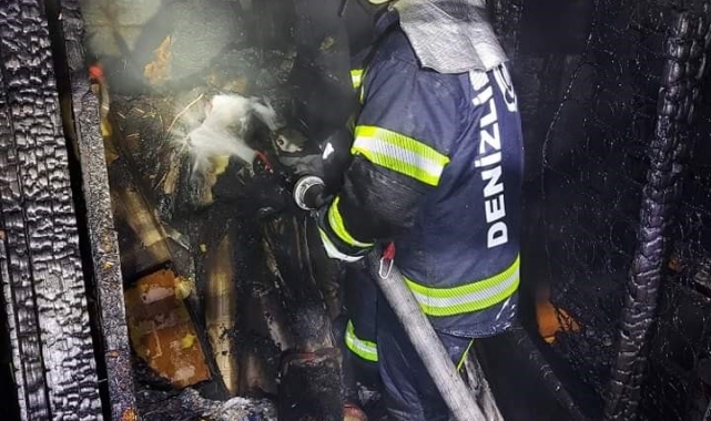 Alevlerin yükseldiği çatı katı kullanılamaz hale geldi