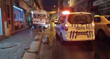 Alkollü servis sürücüsü kaldırıma çıktı: 2 yaralı