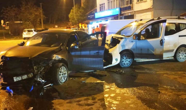 Alkollü sürücü kazaya neden oldu: İki otomobil kafa kafaya çarpıştı