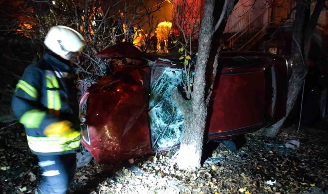 Amasya'da otomobil evin bahçesine uçtu