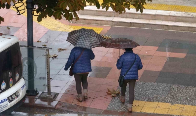 Aniden bastıran sağanak vatandaşlara zor anlar yaşattı