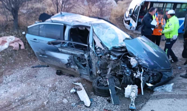 Ankara'da midibüs ile otomobil çarpıştı: 20 yaralı