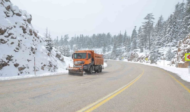 Antalya-Konya karayolunda kar kalınlığı 25 santime ulaştı