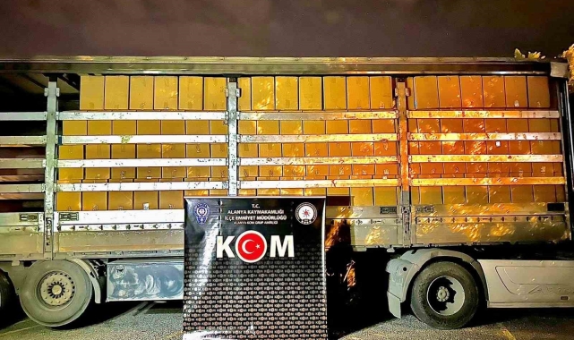 Antalya'da durdurulan tırda 4 ton kaçak tütün ele geçirildi